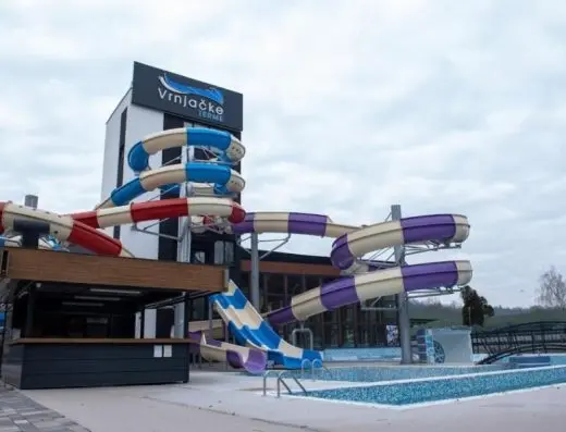 Akva park u Hotel Vrnjačke Terme sa šarenim tobogan stazama u plavoj, crvenoj i ljubičastoj boji, spoljašnjim bazenom i natpisom hotela