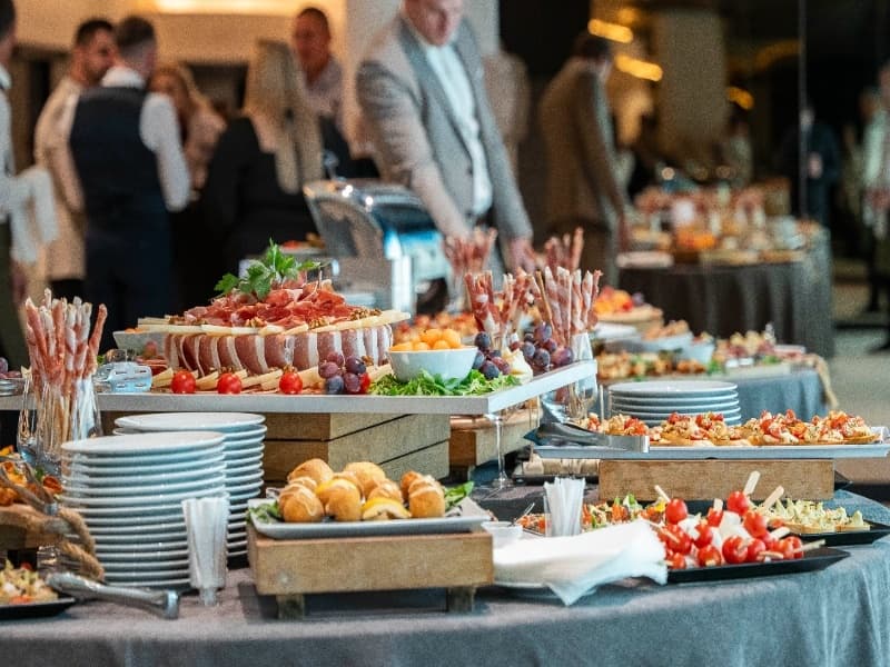Bogati bife sa hladnim predjelima i kanapeima na svečanom događaju u Hotel Pinija