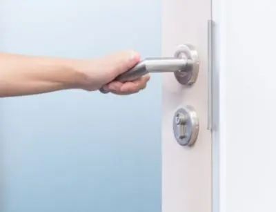 close doors 