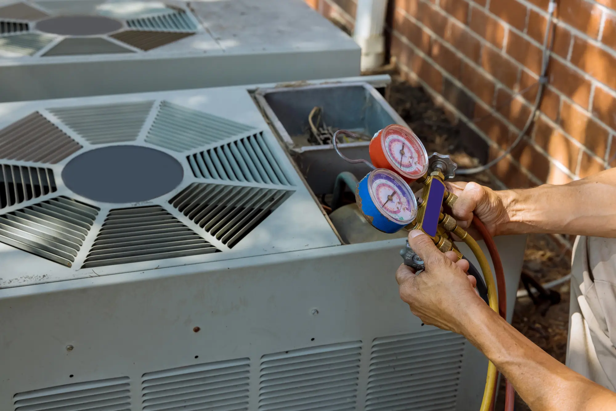 Air conditioning technician servicing Bradenton, FL