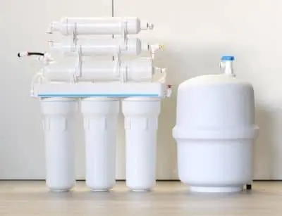 Water filtration system with multiple stages and a storage tank, emphasizing improved taste and health benefits of filtered water for homeowners.