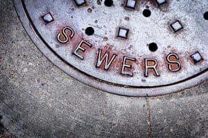 A manhole cover with sewers written on it. 