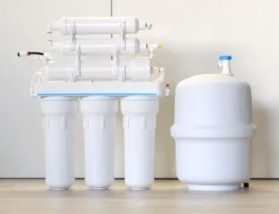 Water filtration system with multiple stages and a storage tank, emphasizing improved taste and quality of drinking water for summer hydration.
