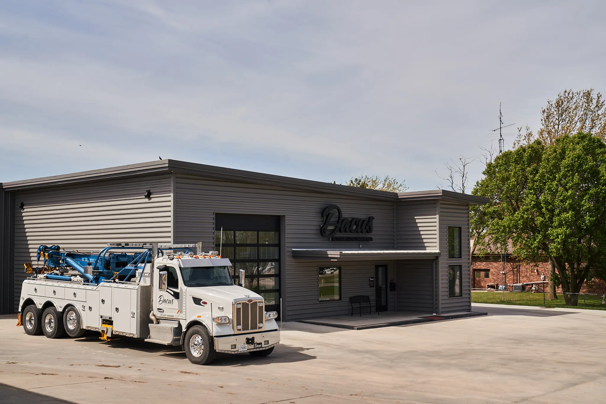 _A7R7479_2025_04_22_Commercial_Dacus_JPEG - 1024px Web Picture of a heavy duty tow truck in front of the Dacus Towing & Recovery shop in McPherson, KS