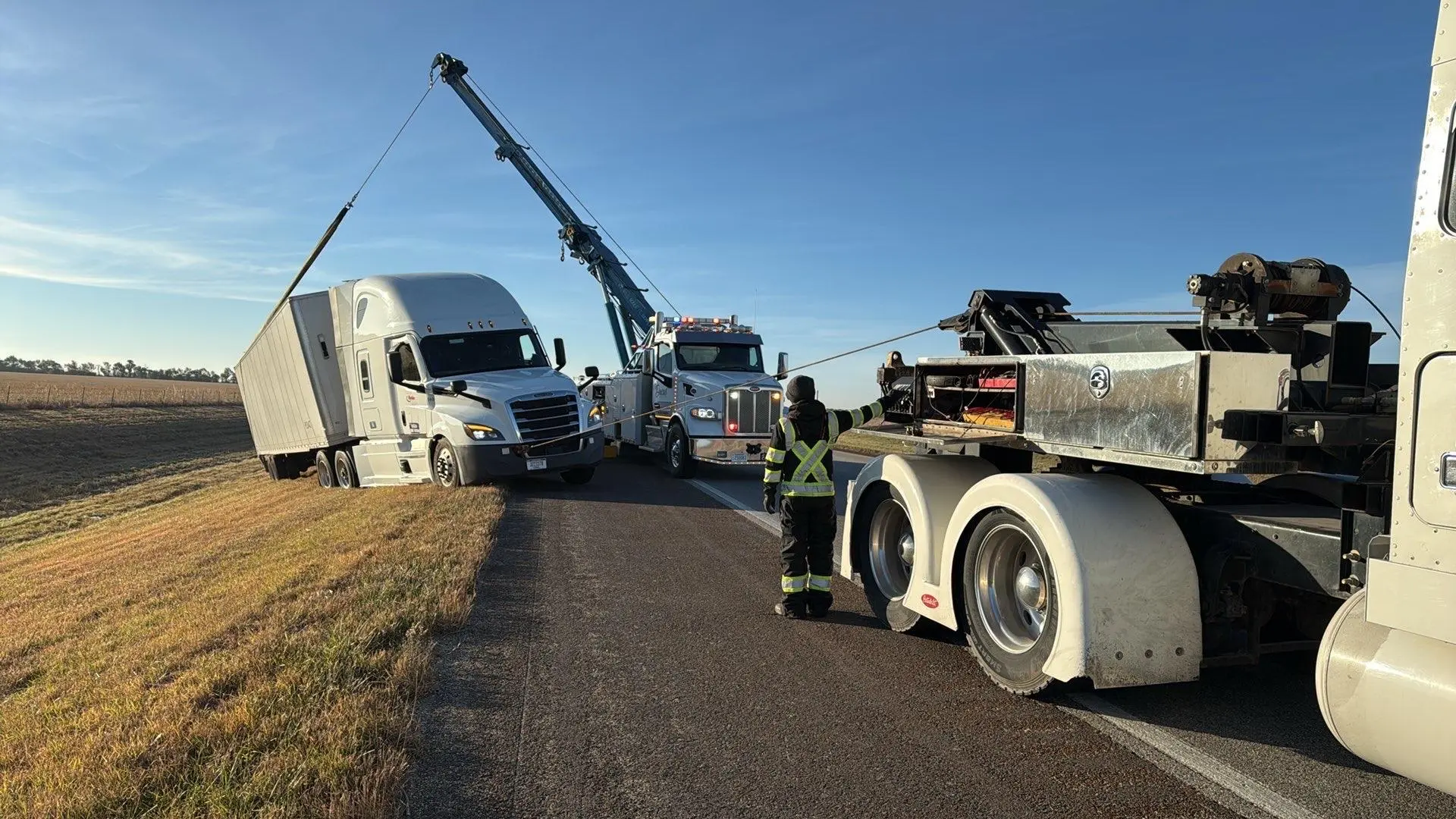 Heavy Recovery 960025738 heavy duty tow truck towing a semi truck