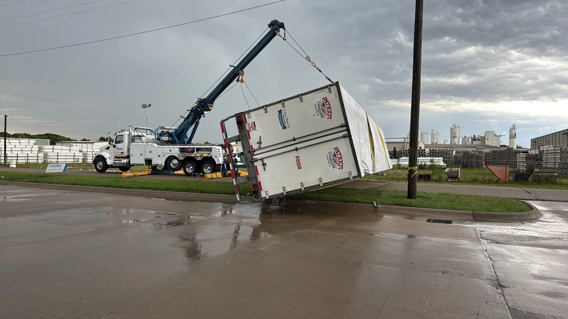 Heavy Recovery 854114734 heavy duty tow truck towing a semi truck