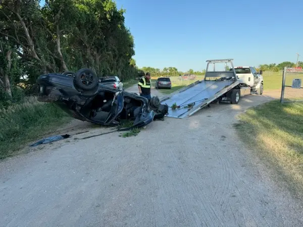 Dacus Towing driver hooking up a vehicle for a tow