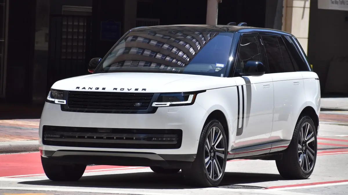 White Range Rover parked in urban setting, showcasing luxury design and advanced engineering, relevant to Land Rover service and repair expertise at Deutmeyer Auto Advantage in Dyersville, IA.