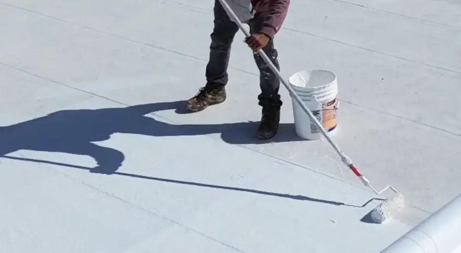 Flat roof coating in Tucson provides a protective roof layer against extreme weather conditions, UV damage, and water infiltration, extending roof lifespan and enhancing energy efficiency.