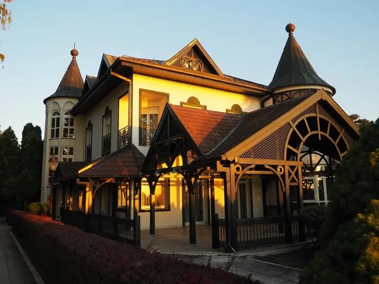luxurious homes in Roanoke