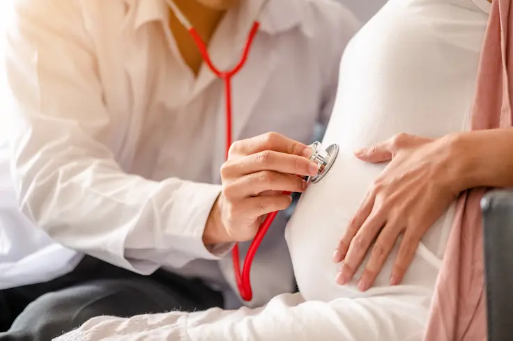 doctor-examines-pregnant-woman-with-stethoscope