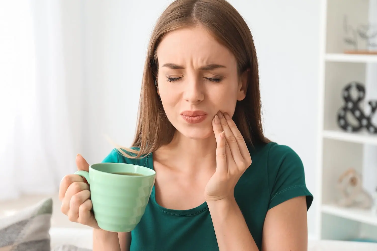 dry socket symptoms woman experiencing tooth pain after drinking hot tea