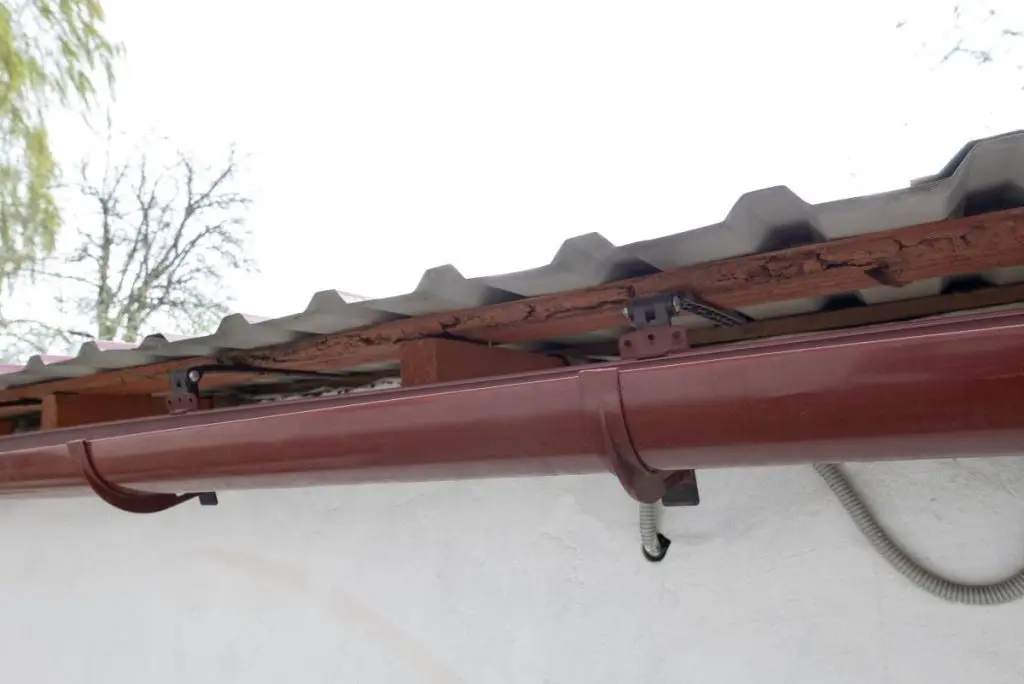 red gutter white wall