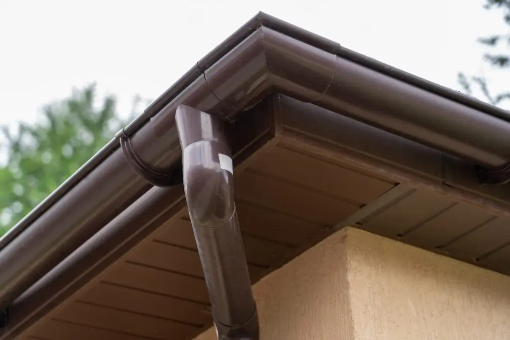 roof overhang integration with gutter