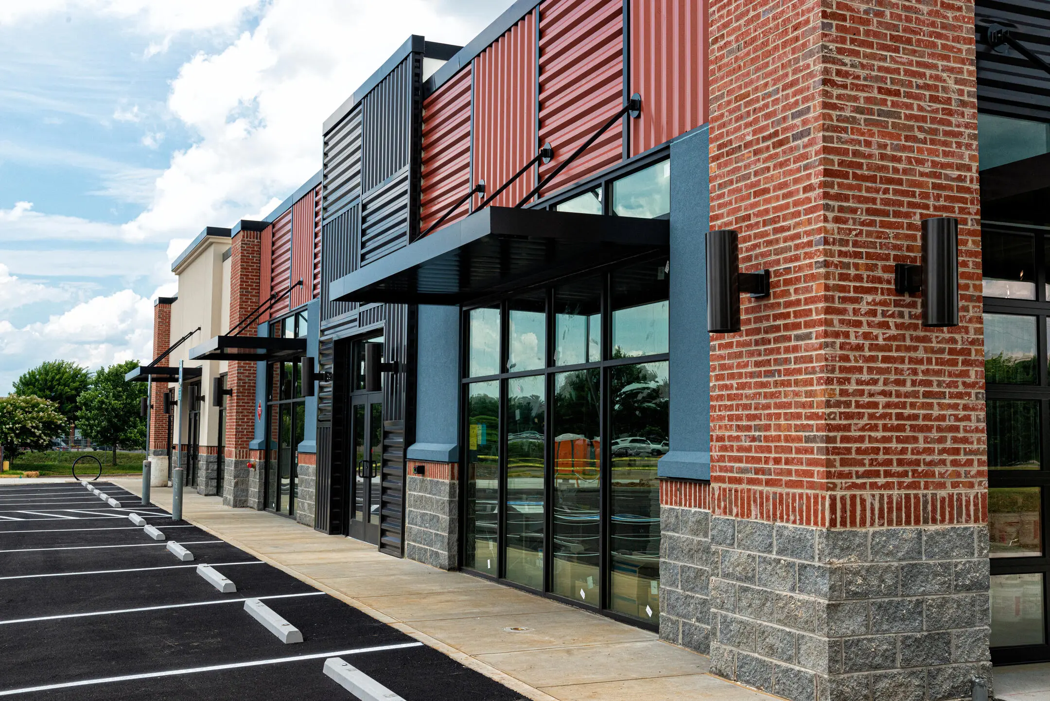 roof overhang-commercial building with awnings over doors