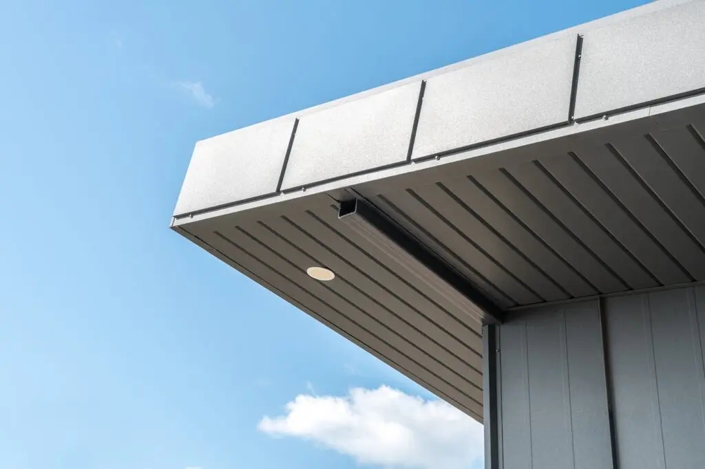 roof overhang on commercial building