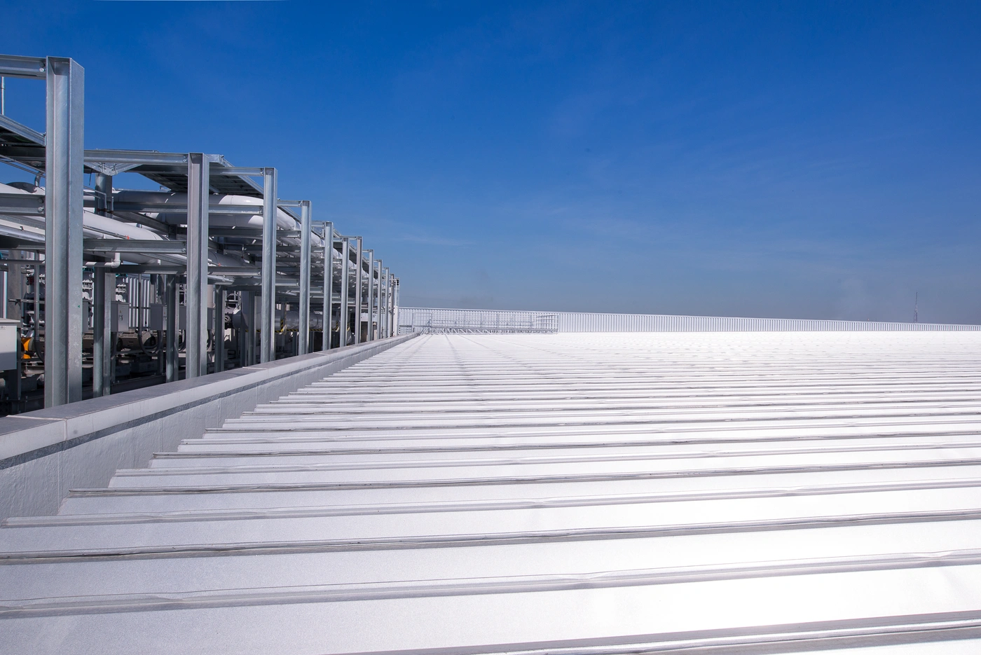 closeup of low-sloped commercial roofing system in paducah ky