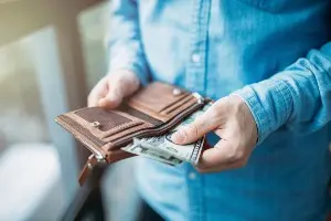 a picture that explains that the higher earning spouse pays maintenance to the lower earning spouse
