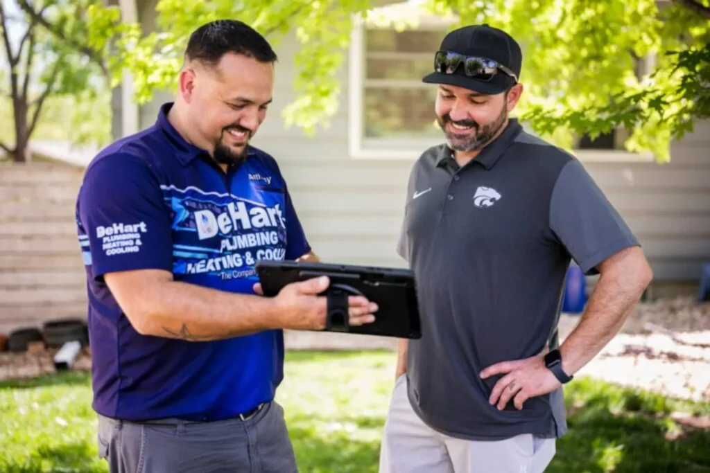 De Hart tech with smiling client