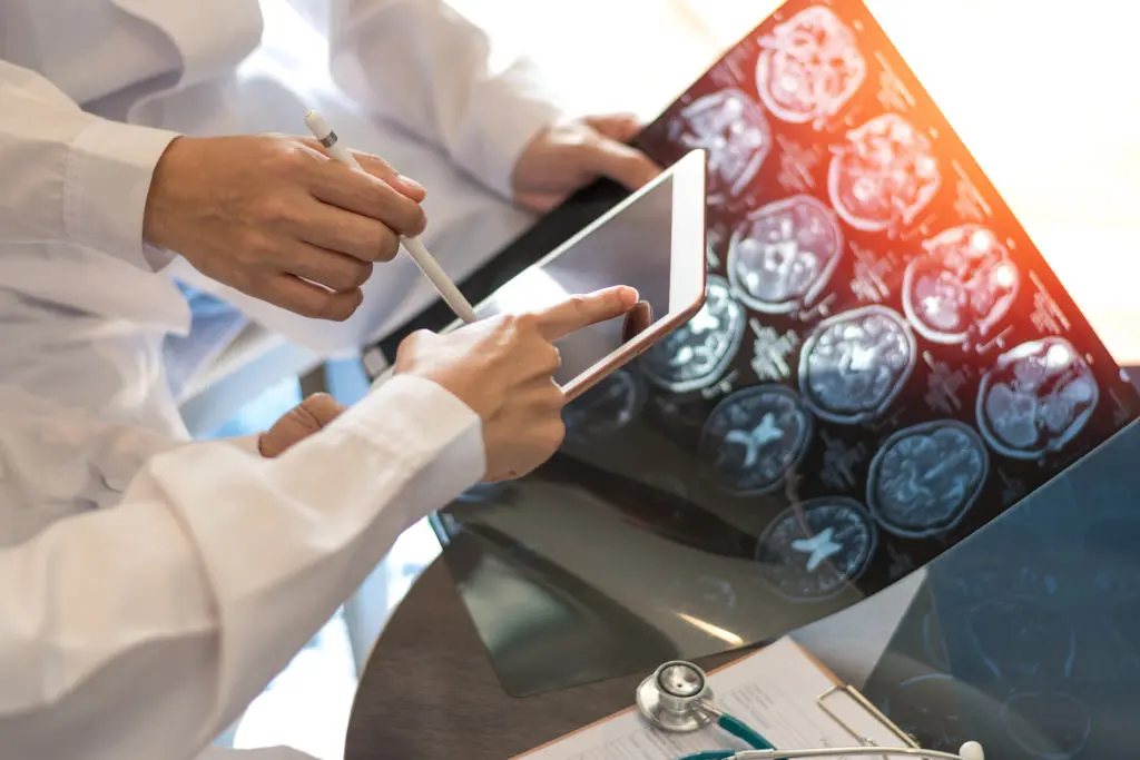 IRM radiografía digital del cerebro con equipo radiólogo médico oncología
