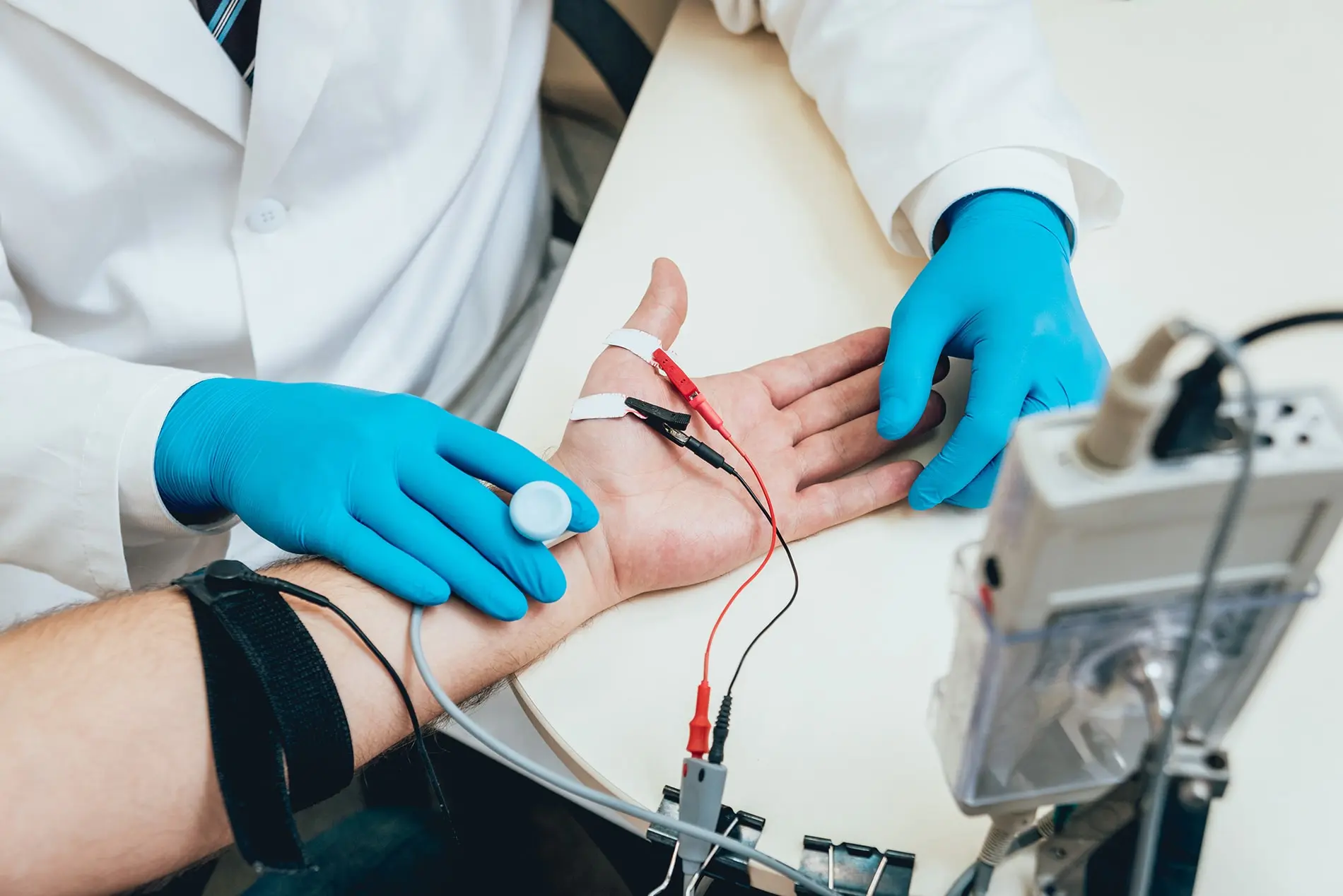 Pruebas de los nervios del paciente mediante electromiografía. EMG