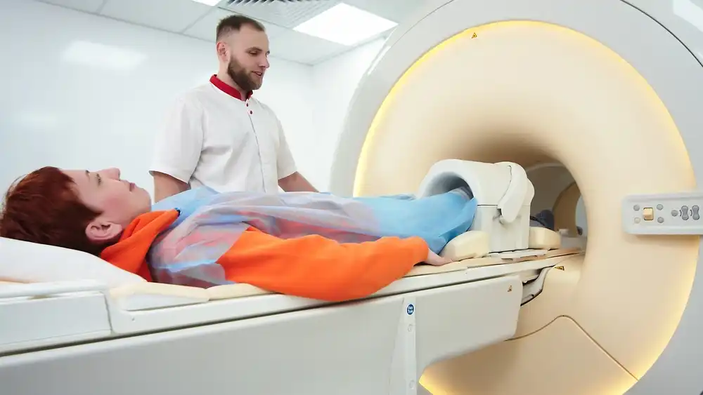 Una paciente se somete cómodamente a una resonancia magnética abierta de la rodilla en una clínica moderna, que utiliza tecnología avanzada para diagnosticar lesiones de tejidos blandos.