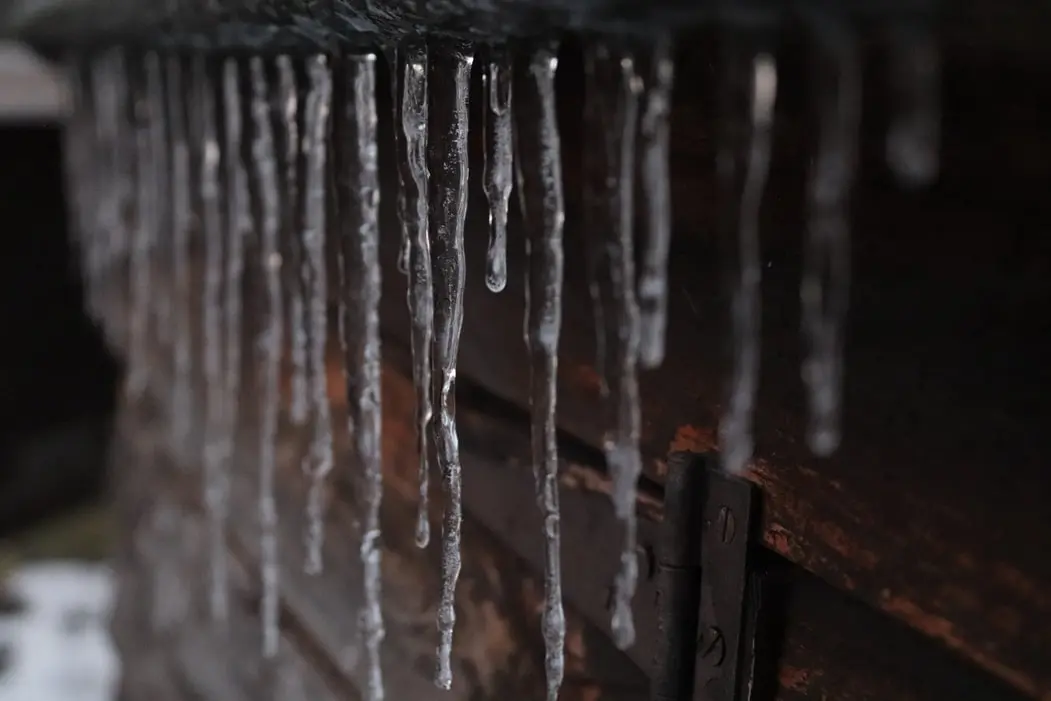 ice dams on house roofs