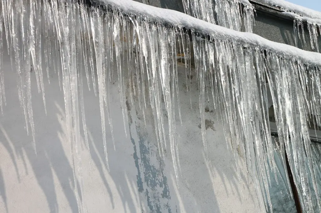 ice dams on roof during winter
