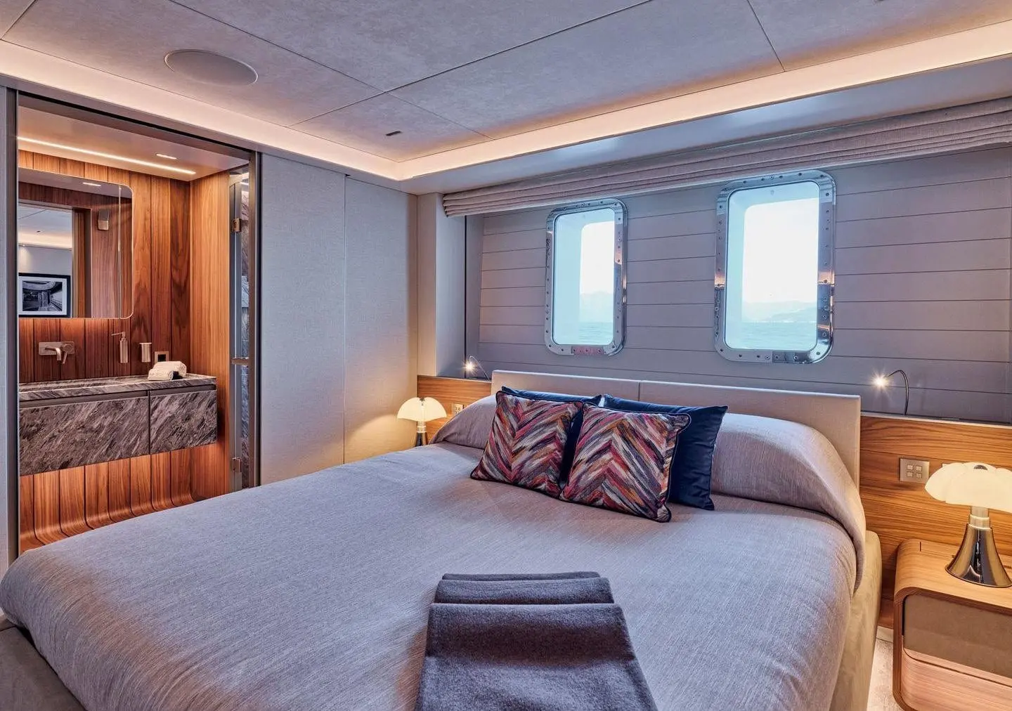 Sanlorenzo 500EXP guest cabin in warm wood finish, broker photo
