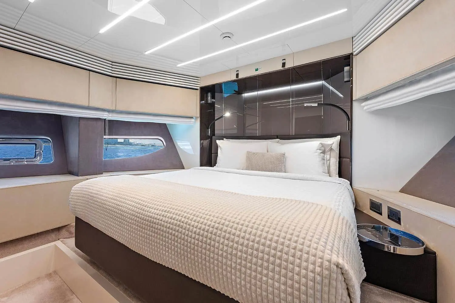 Cranchi Settantotto 78 VIP cabin with sea views from the berth