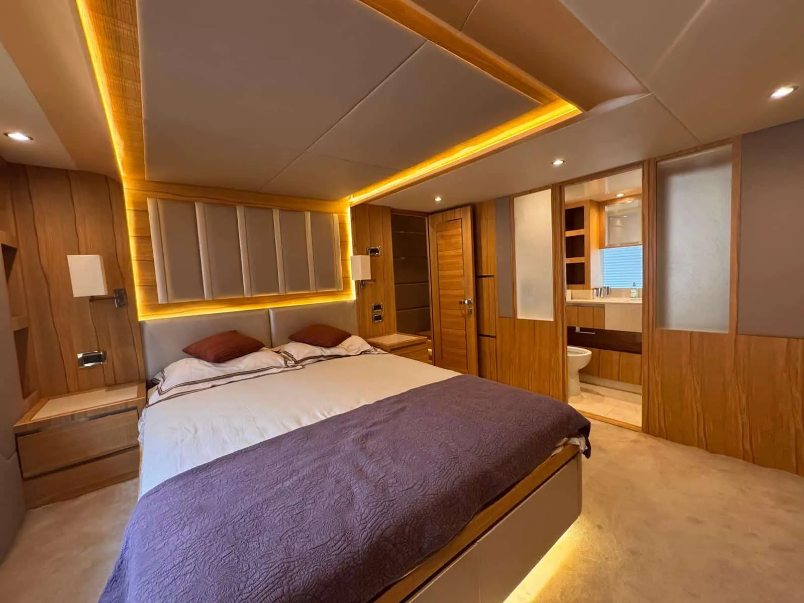 Nomad 65 guest double cabin with private ensuite bathroom