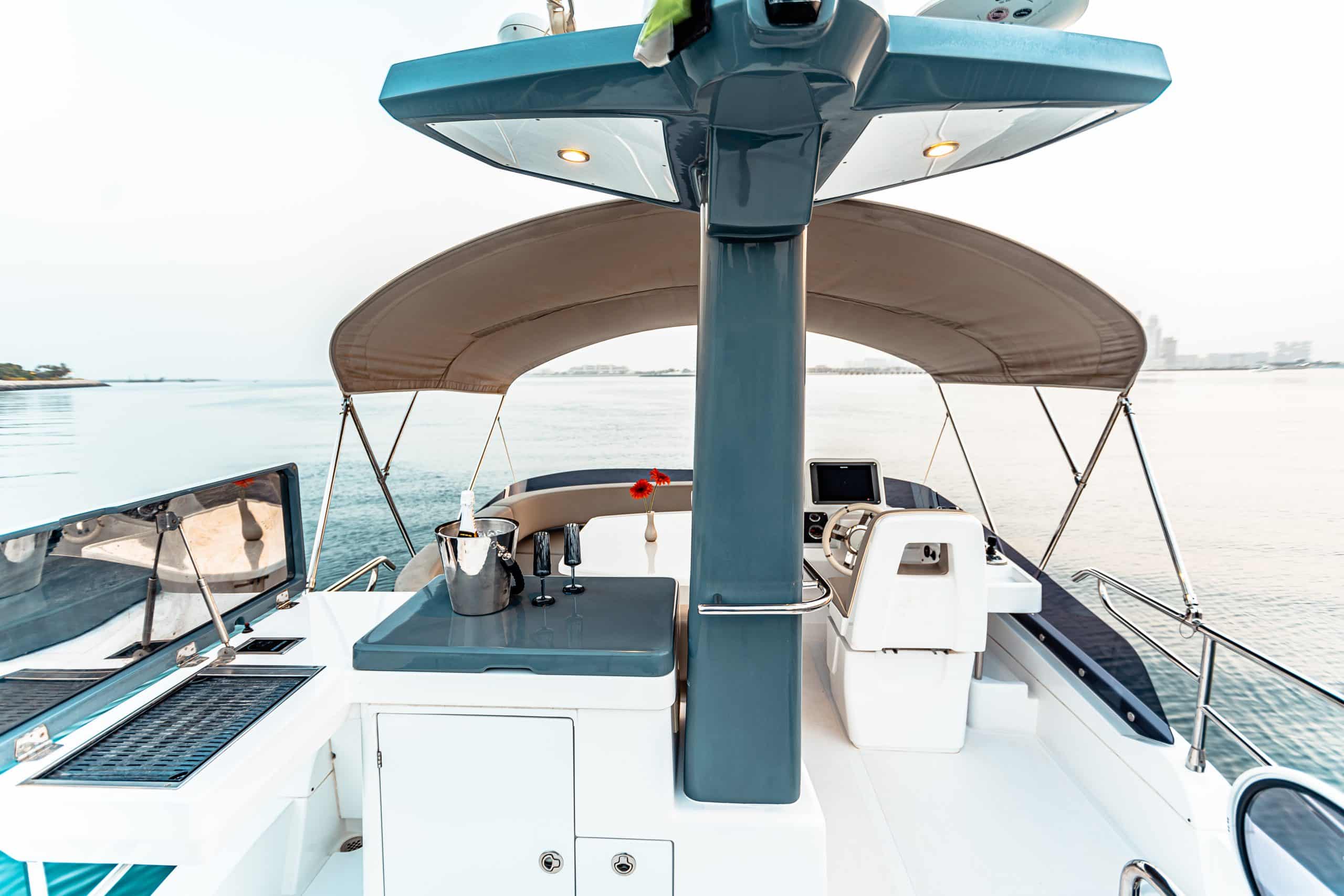 Azimut 50 Migueria yacht flybridge lounge seating