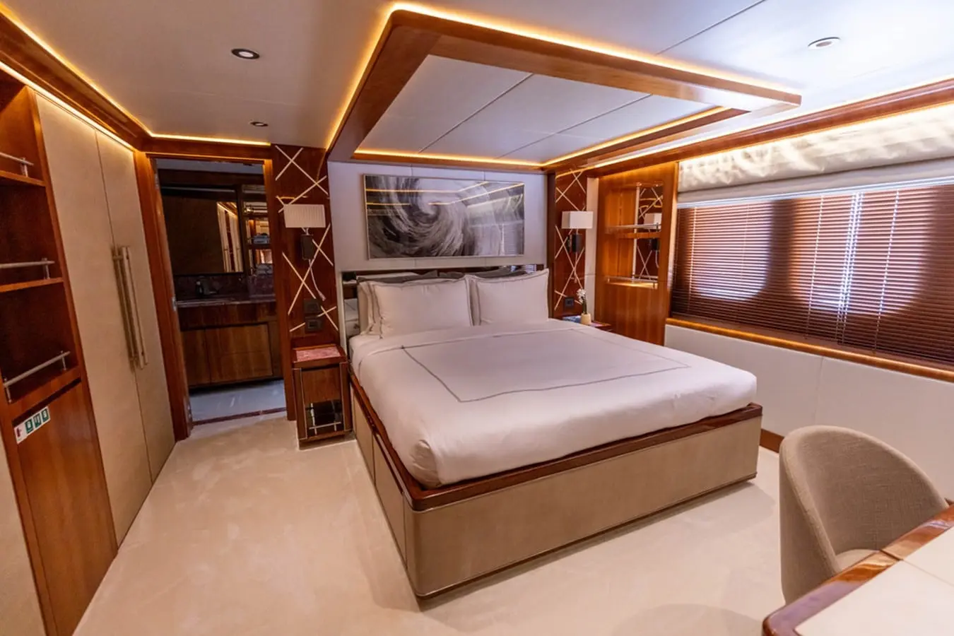 Majesty 155 guest double cabin with desk, broker photo