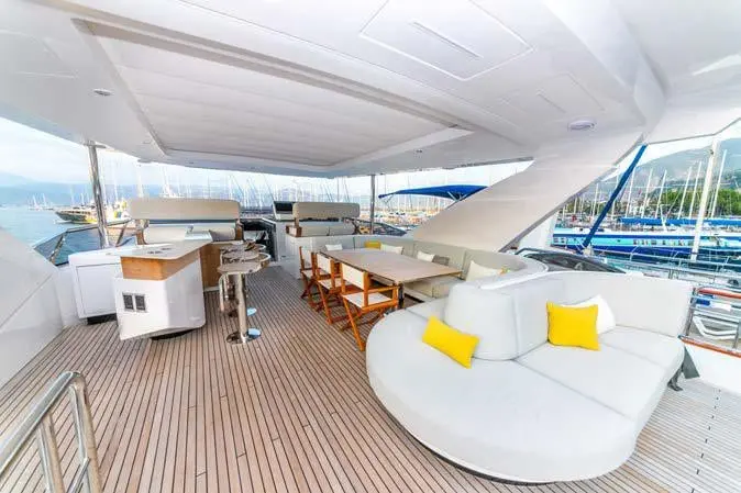 Azimut Grande 27M flybridge bar, dining and sun lounge, broker photo