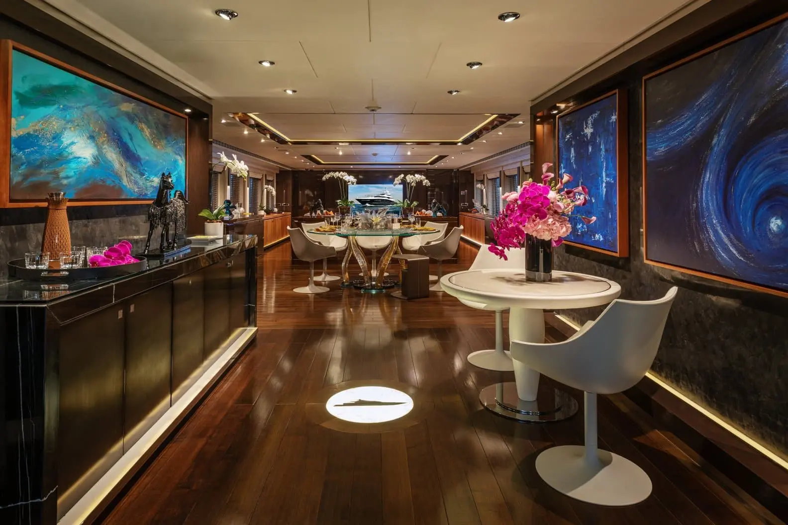 Heesen 5000 formal dining area with dark high-gloss joinery