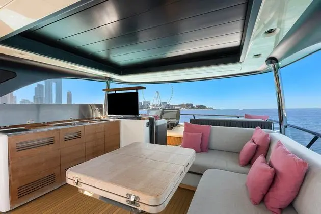 Cranchi Settantotto 78 flybridge bar with grill, sink and television