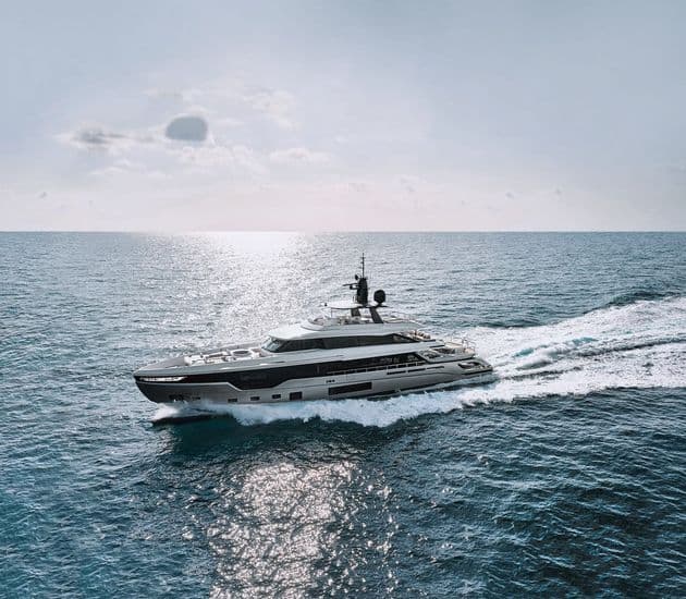 Grande Trideck running at speed offshore, Azimut shipyard photo