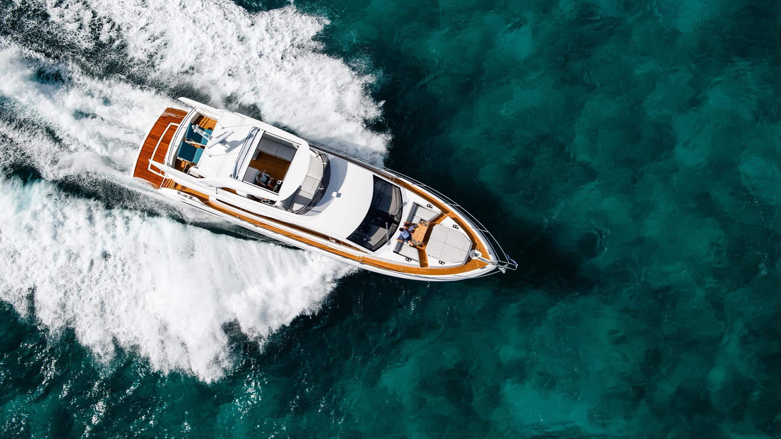 Sunseeker Manhattan 68 foredeck and bow from above — shipyard photo