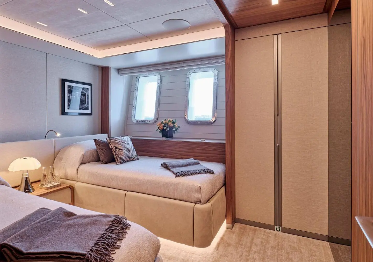 Sanlorenzo 500EXP guest cabin with double berth, broker photo