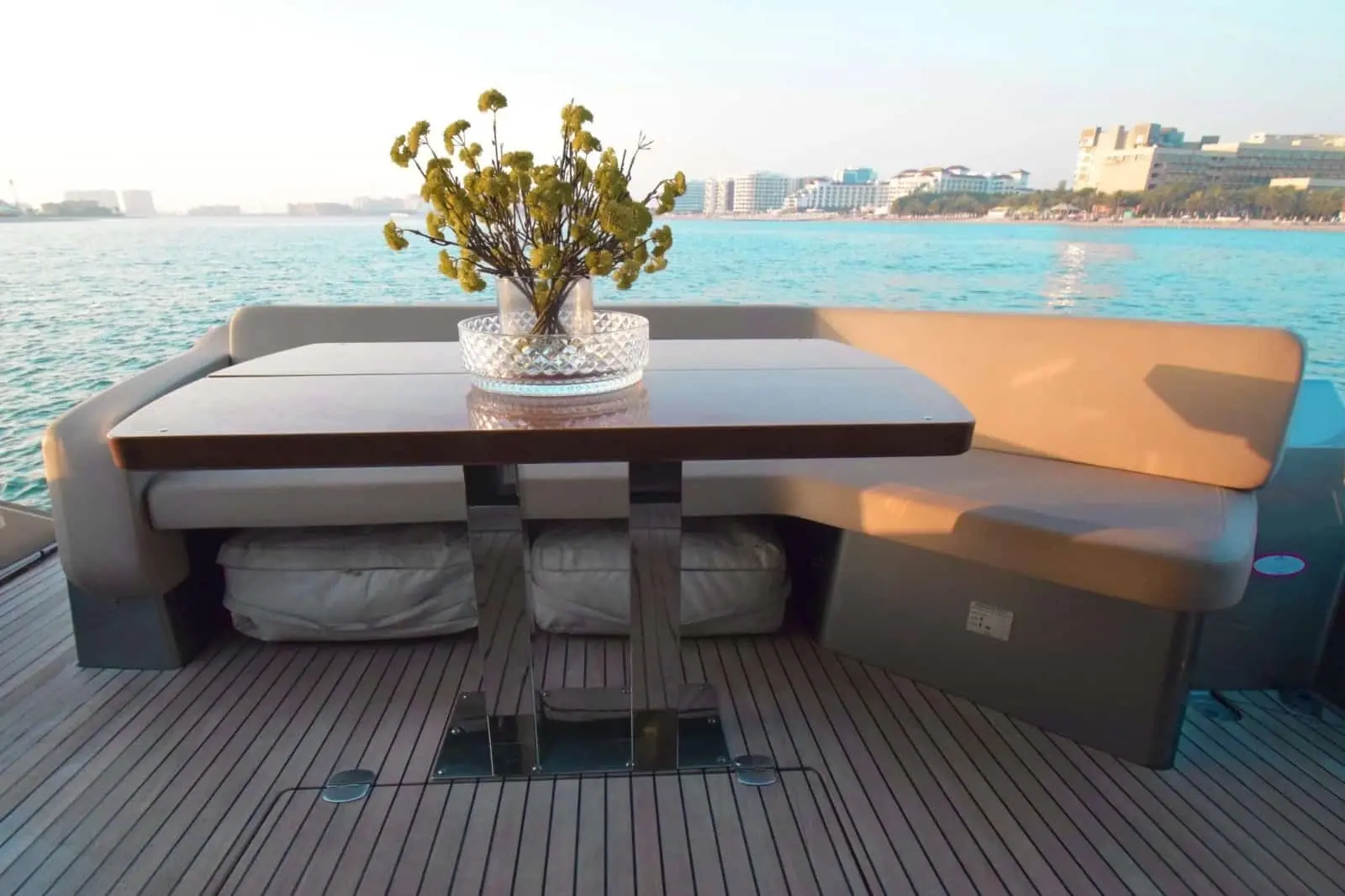 Cranchi 52 Evoluzione cockpit dinette facing the swim platform