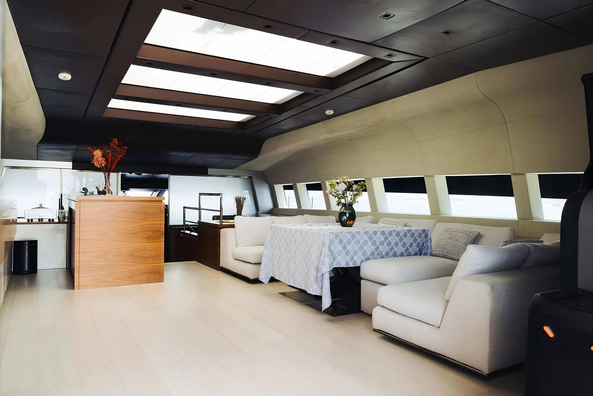 Sanlorenzo 40 Alloy full-beam owner's suite with lounge