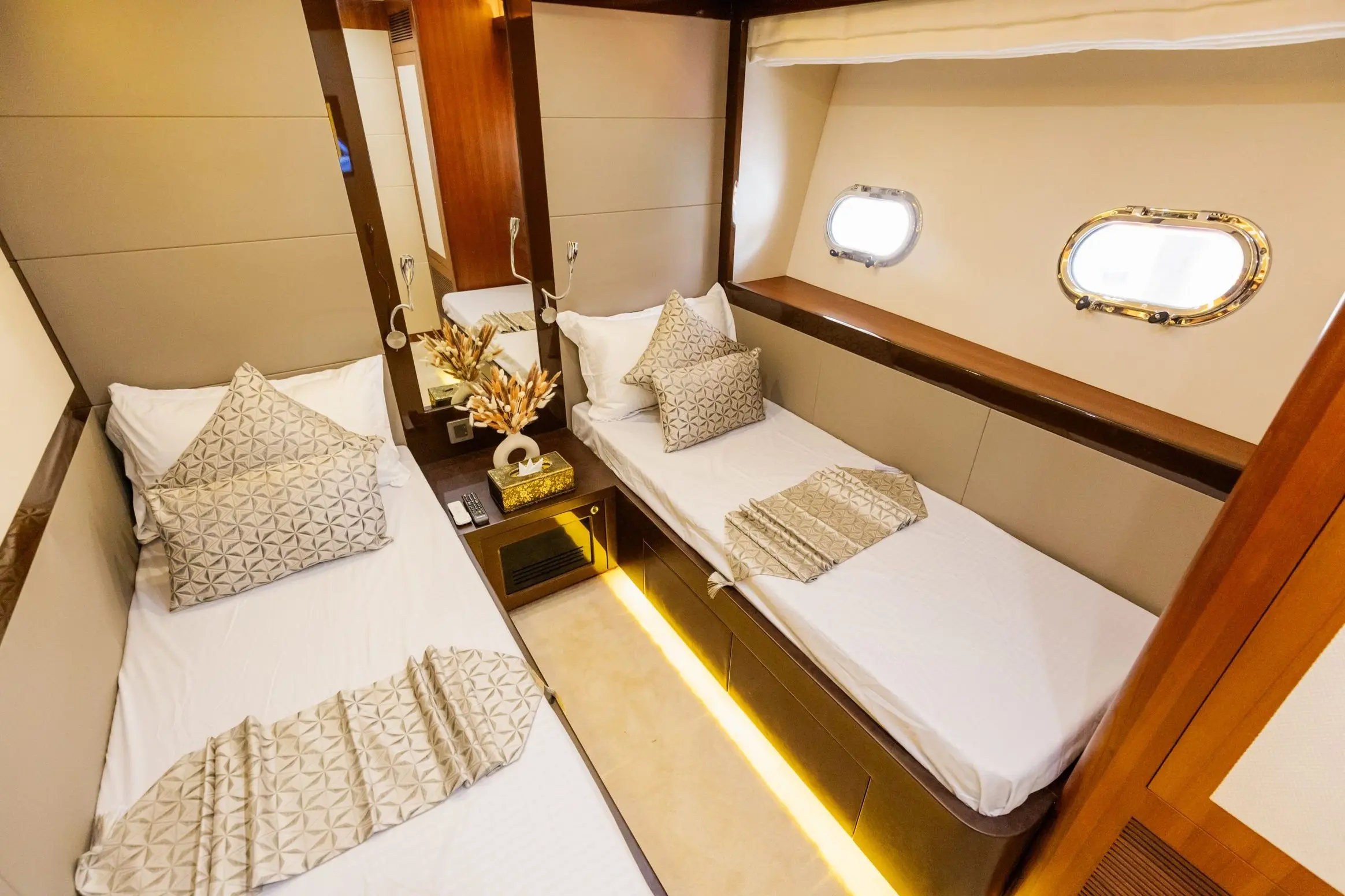Cante 97 yacht twin guest cabin with two single beds
