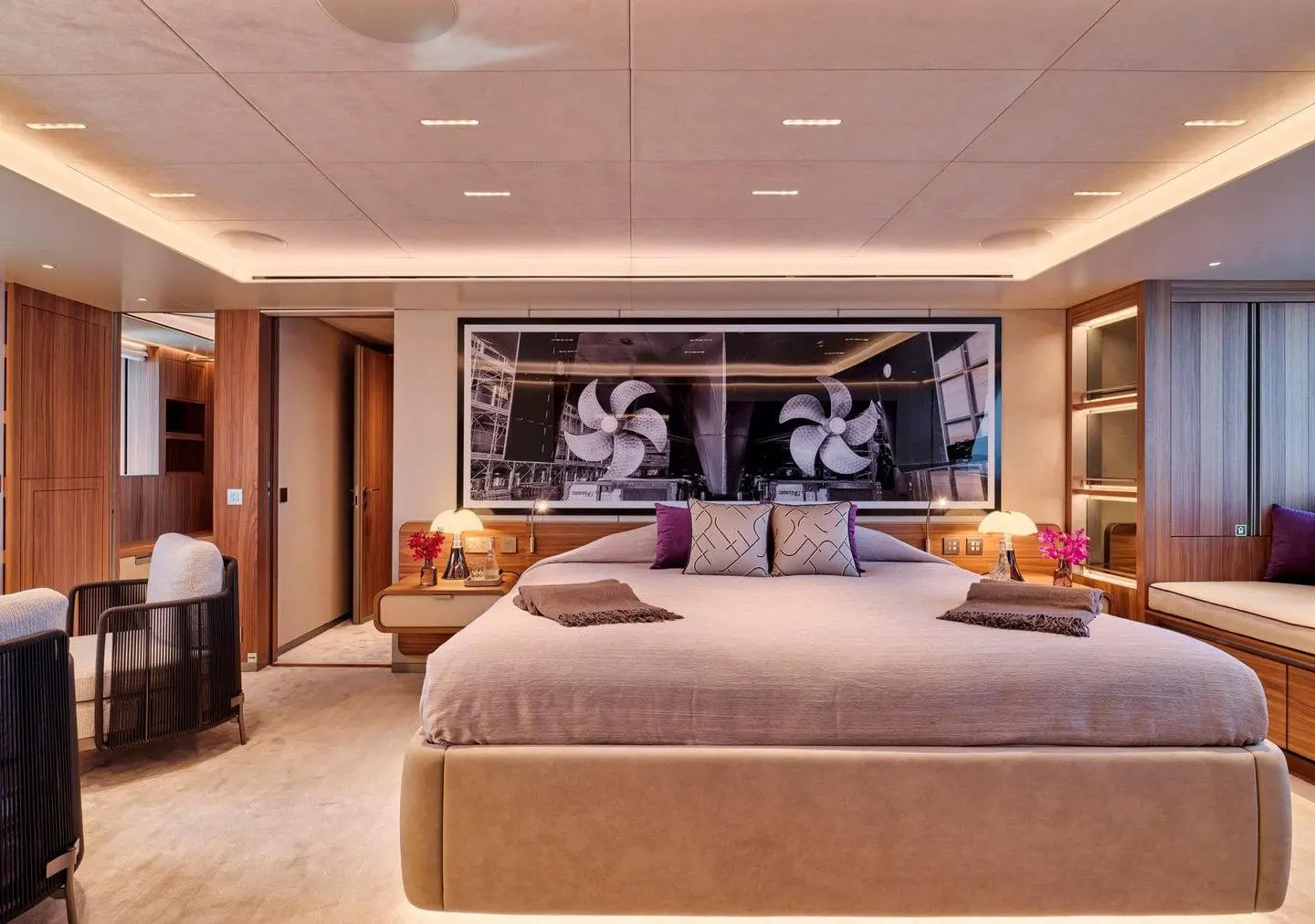 Sanlorenzo 500EXP owner suite sitting area, broker photo