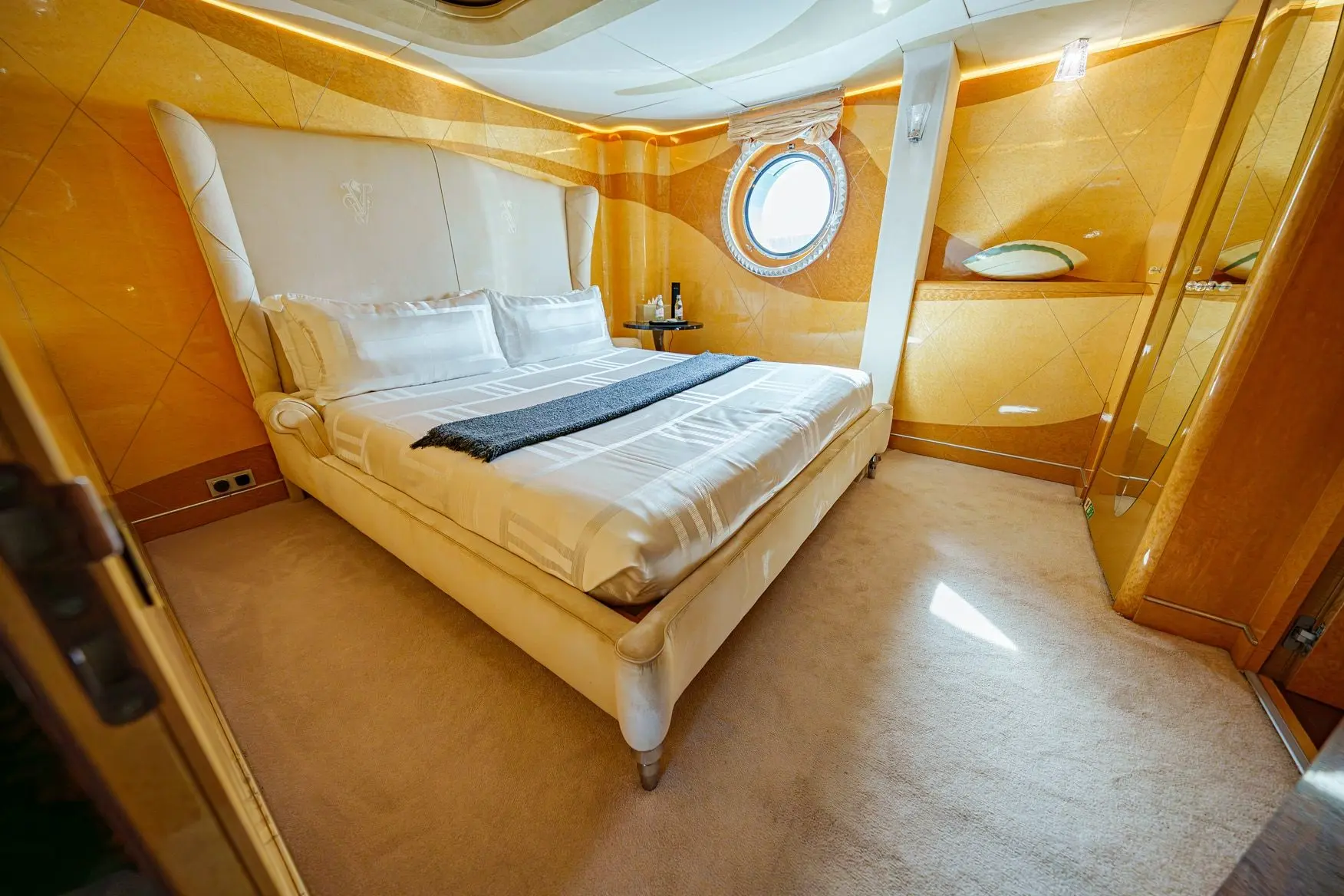 Thunder Superyacht double bedroom cabin with round porthole window