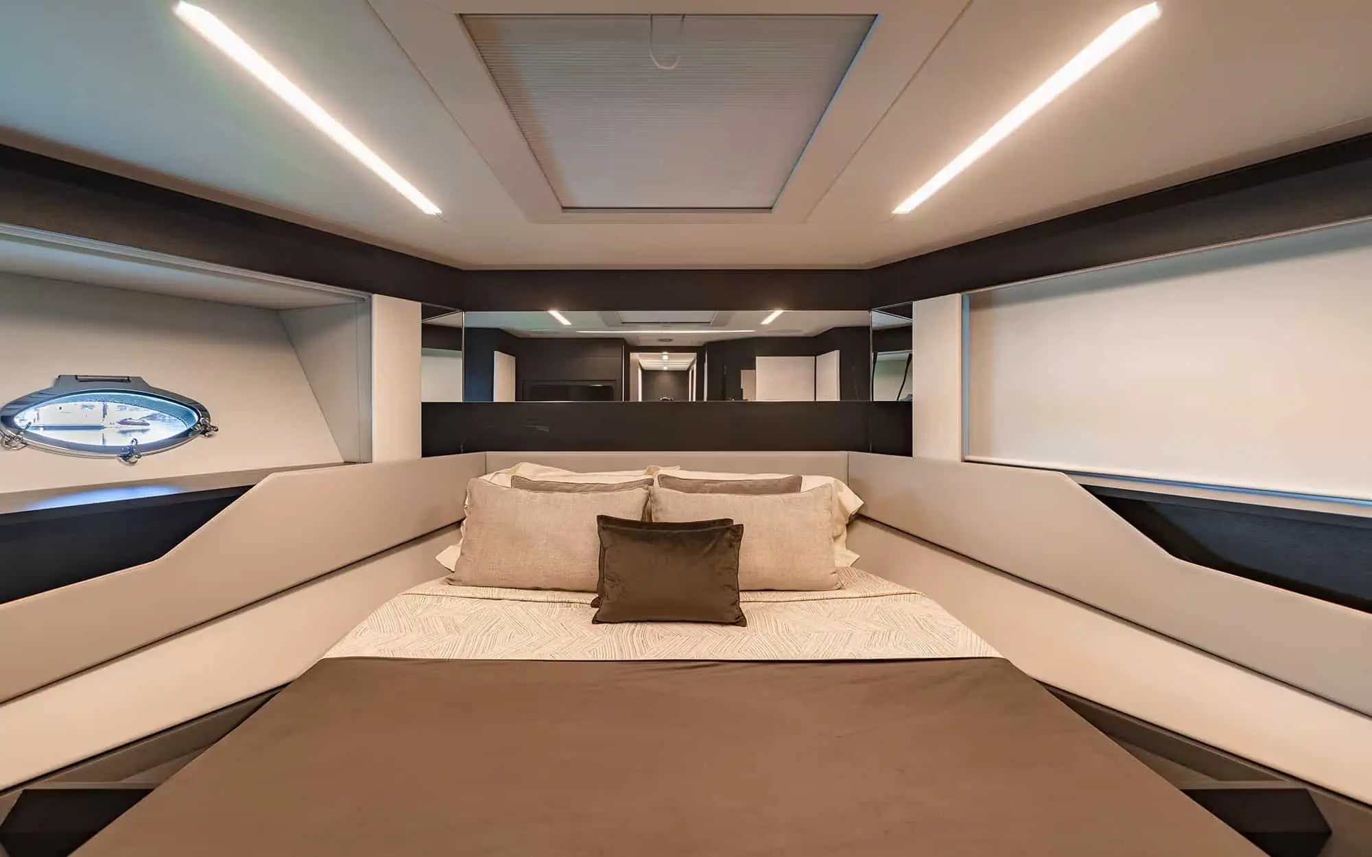 Pershing 8X VIP double cabin with hull windows and warm bedding