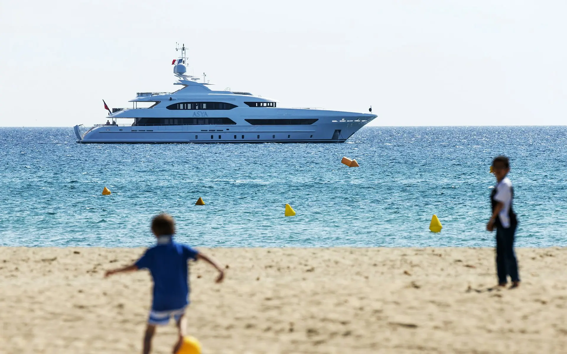 Sofiya 153 superyacht near Dubai beach