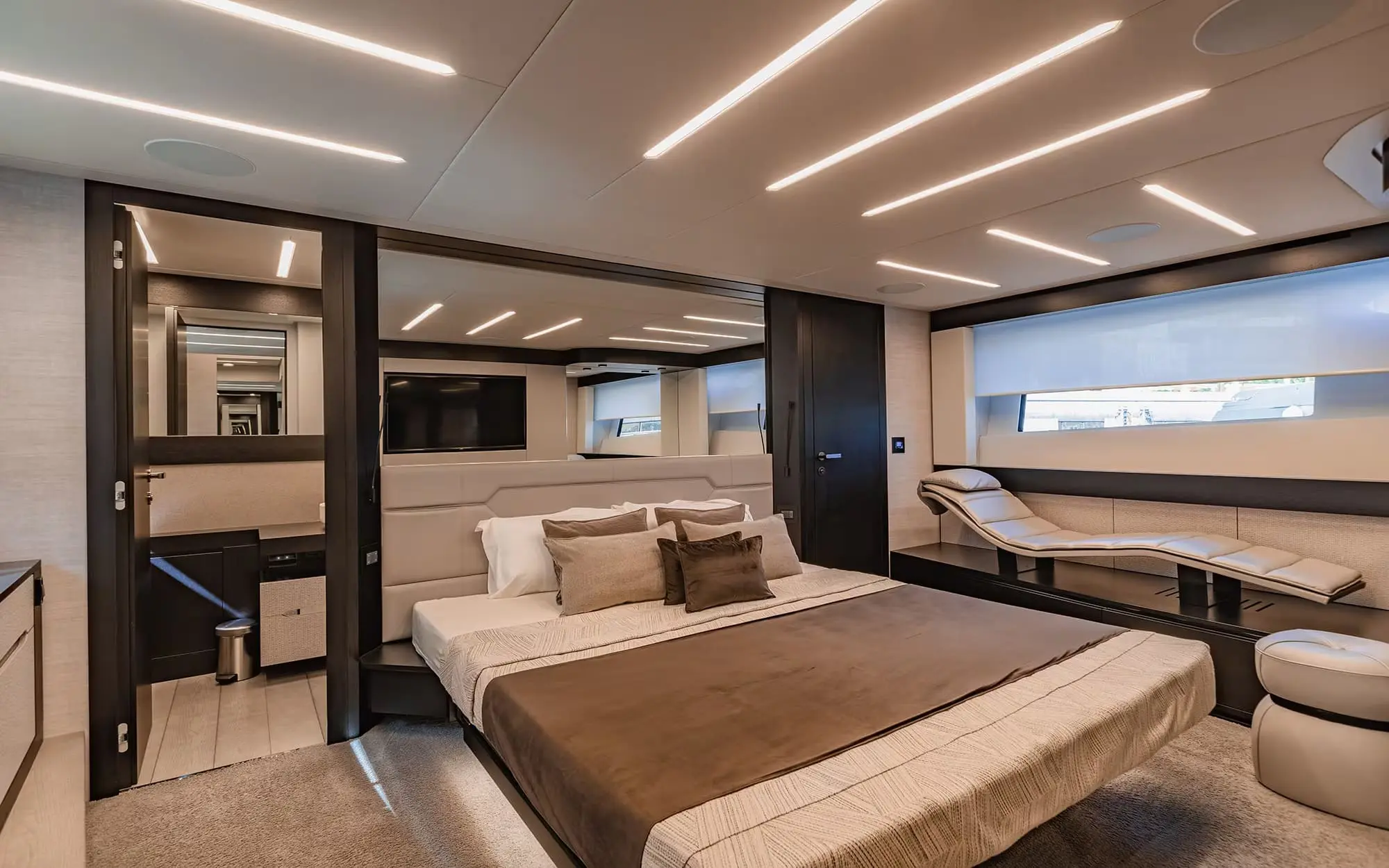 Pershing 8X full-beam owner cabin with double bed and desk