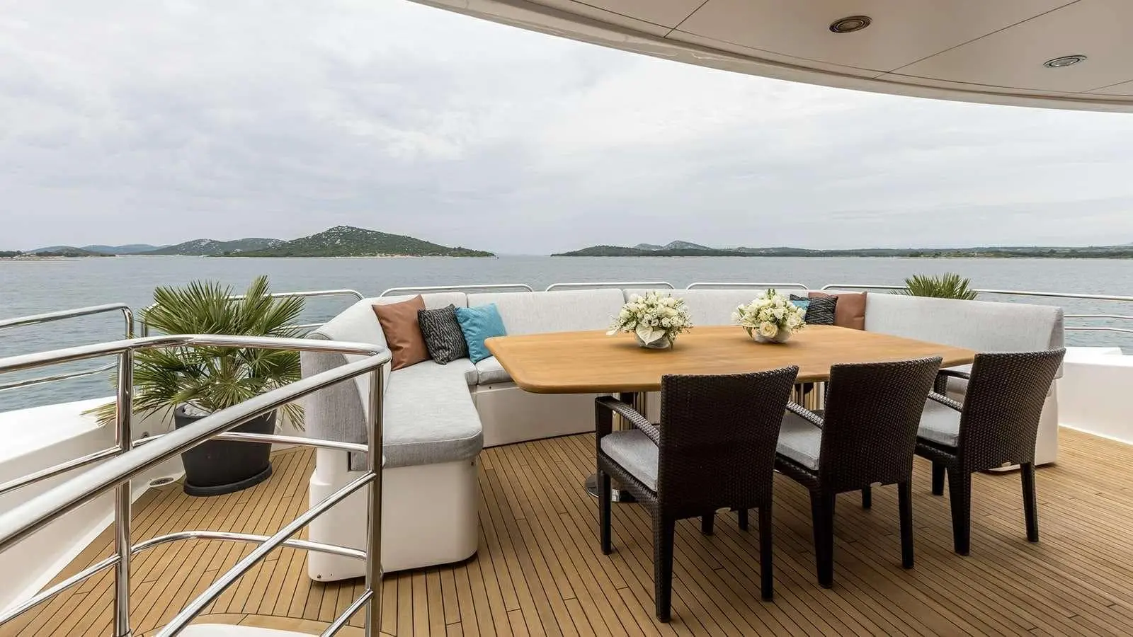 Sunseeker 37M aft deck al fresco dining with panoramic island view