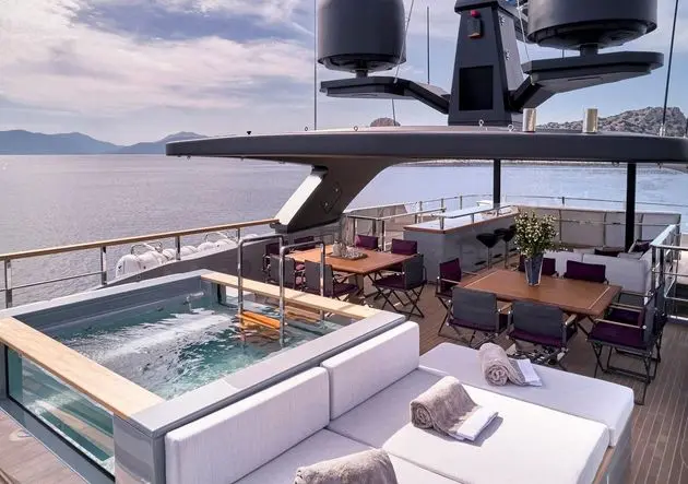 Sanlorenzo 500EXP sundeck jacuzzi and dining under the mast, broker photo