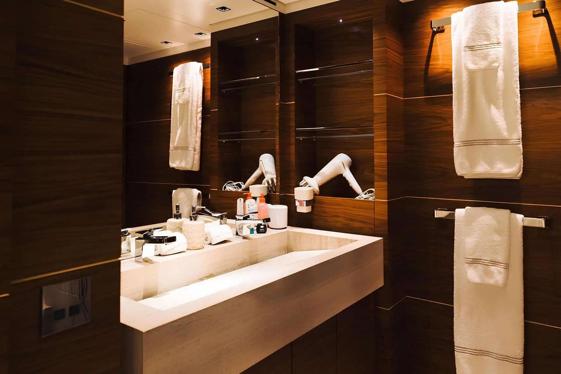 Sanlorenzo 40 Alloy guest bathroom with marble vanity top